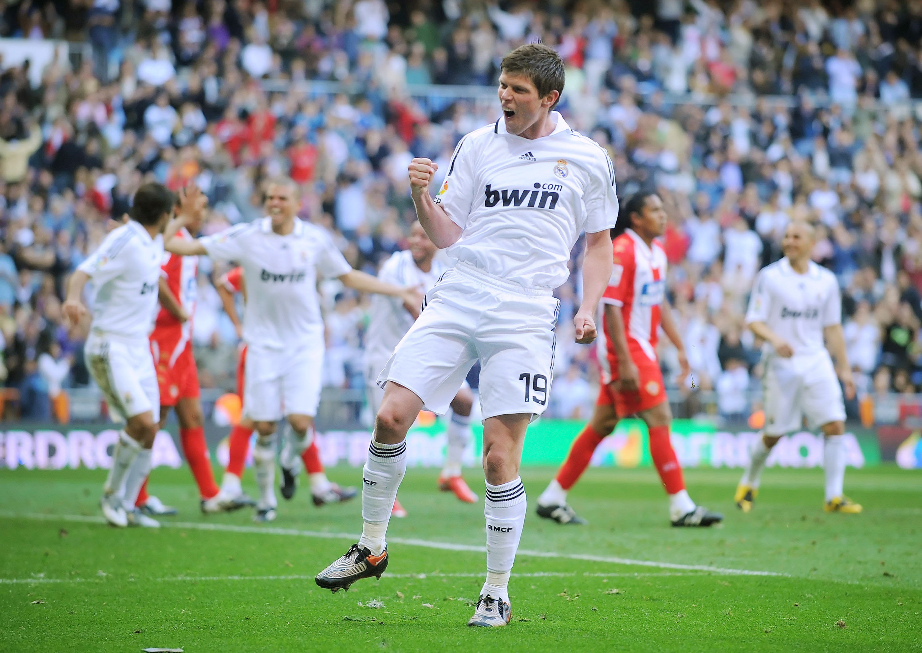 关键时刻阿贾克斯调整名单以备法国杯；防线松动环节打磨；球迷炸锅；细节决定成败的简单介绍